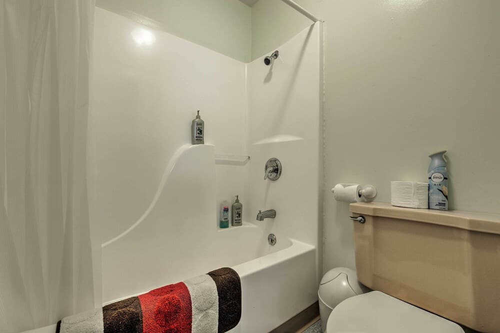 Yellowstone River Lodge w/ Kayaks & Mountain Views