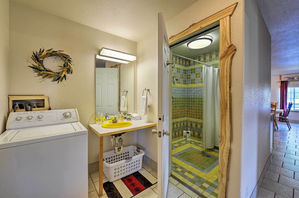 Yellowstone River Lodge w/ Kayaks & Mountain Views