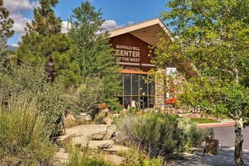 Yellowstone River Lodge w/ Kayaks & Mountain Views