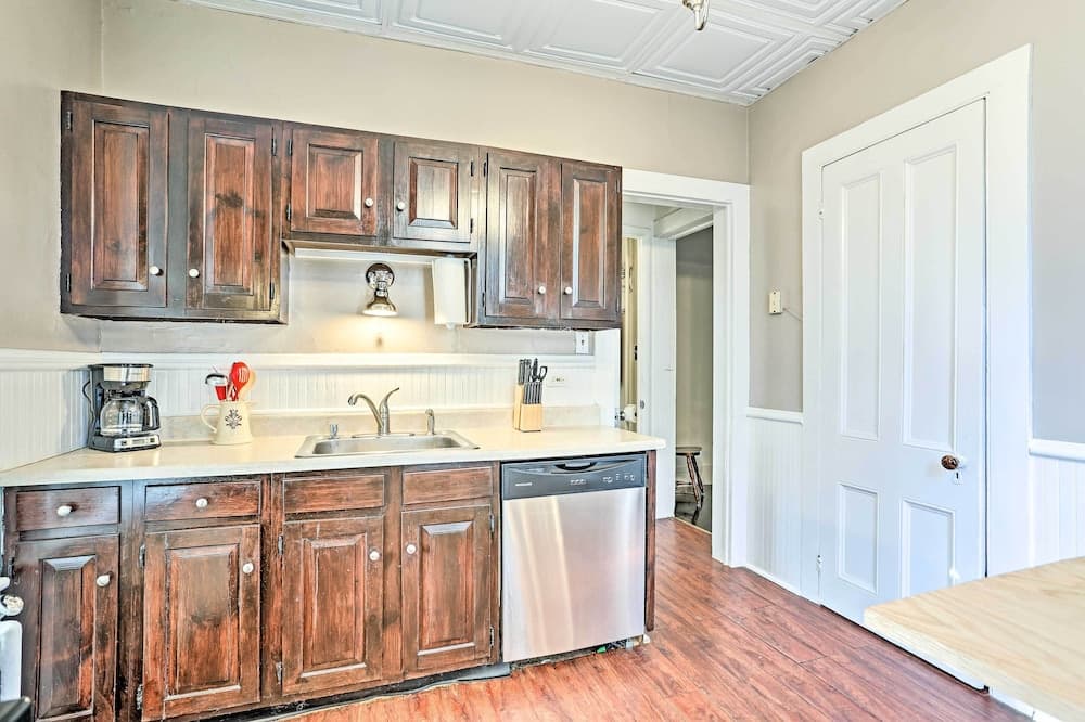 Centrally Located Apt in Victorian Mansion!