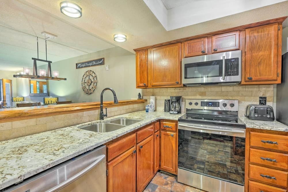 Chalet Village Upper Alpine Condo w/ Pool Access!