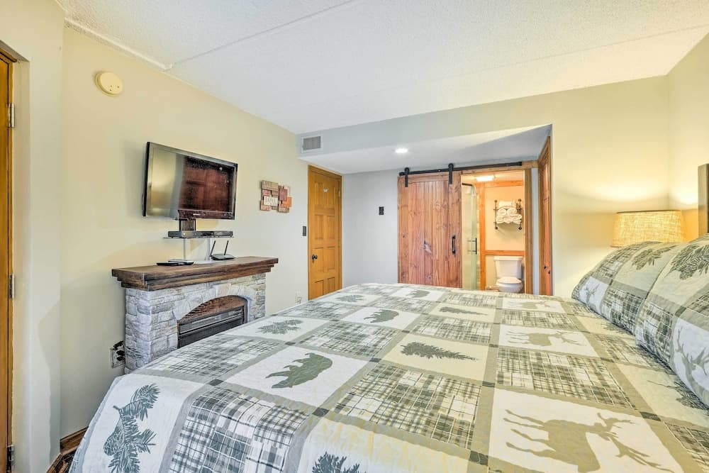 Chalet Village Upper Alpine Condo w/ Pool Access!
