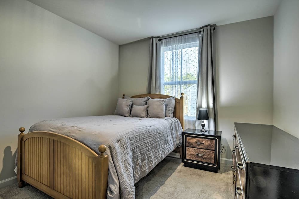 9 Mi to Duke University: Spacious Home w/ Yard!