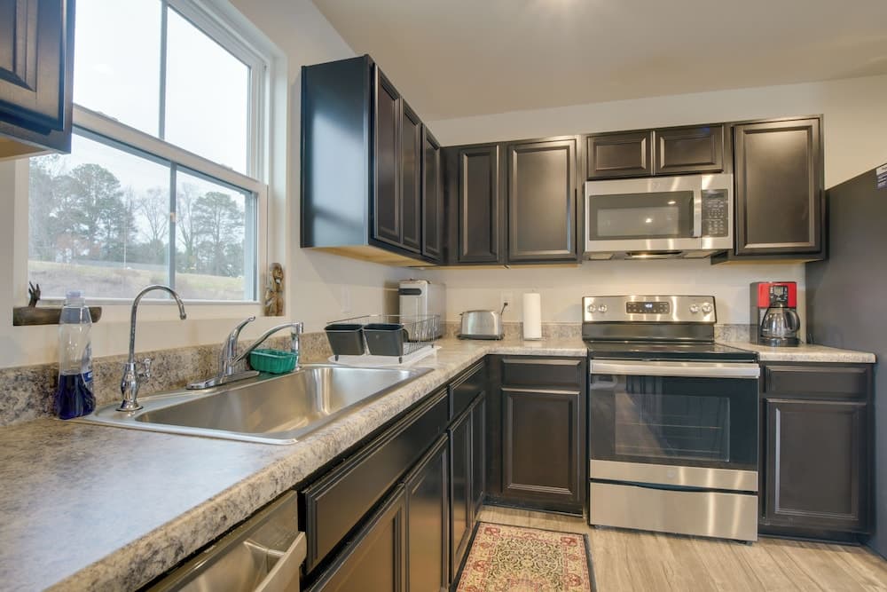 9 Mi to Duke University: Spacious Home w/ Yard!