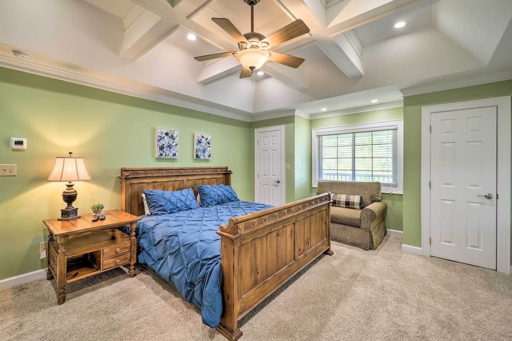 Chic Dtwn Townhouse w/ Hot Tub & Mtn Views!