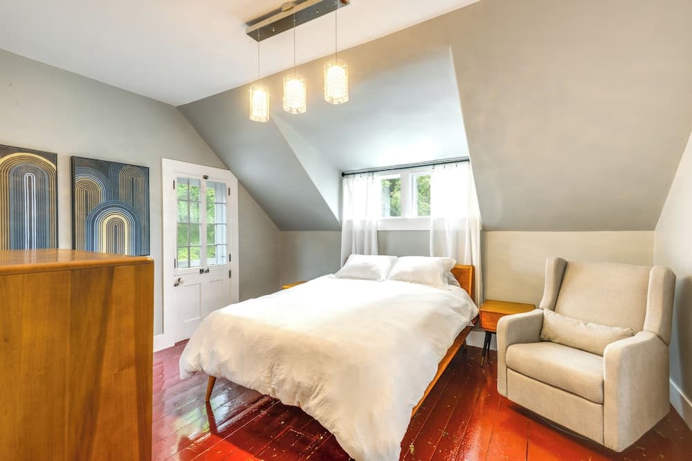 Chester Home ~ 12 Mi to Magic Mountain Ski Area