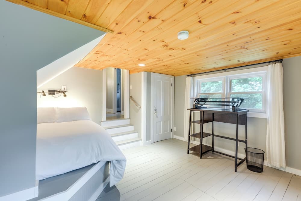 Chester Home ~ 12 Mi to Magic Mountain Ski Area