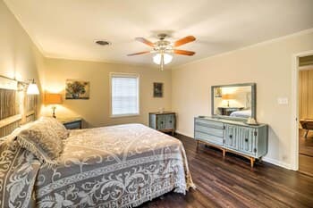 Charming Starkville House w/ Yard - 2 Mi to Msu!