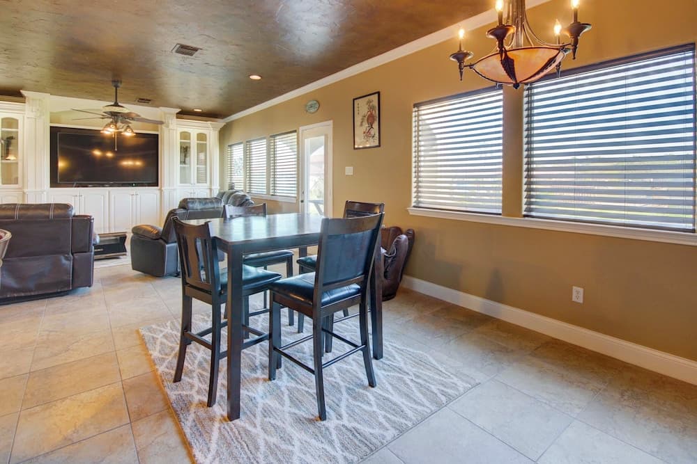 8 Mi to Kemah Boardwalk: Texas Gulf Home w/ Patio