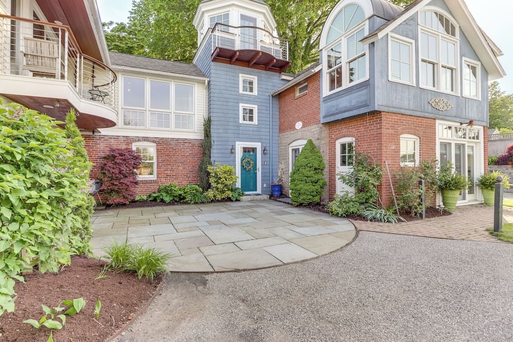 Downtown Essex Apartment - Steps to River!