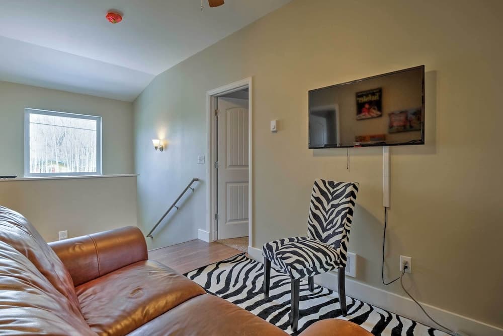 30 Mi to Crested Butte: Dog-friendly Home By River