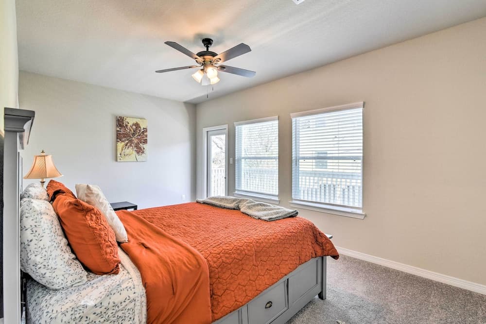 La Porte Getaway w/ Deck: Steps to Beach!