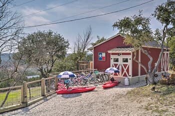 Kerrville Converted Barn Tiny Home w/ Kayaks!