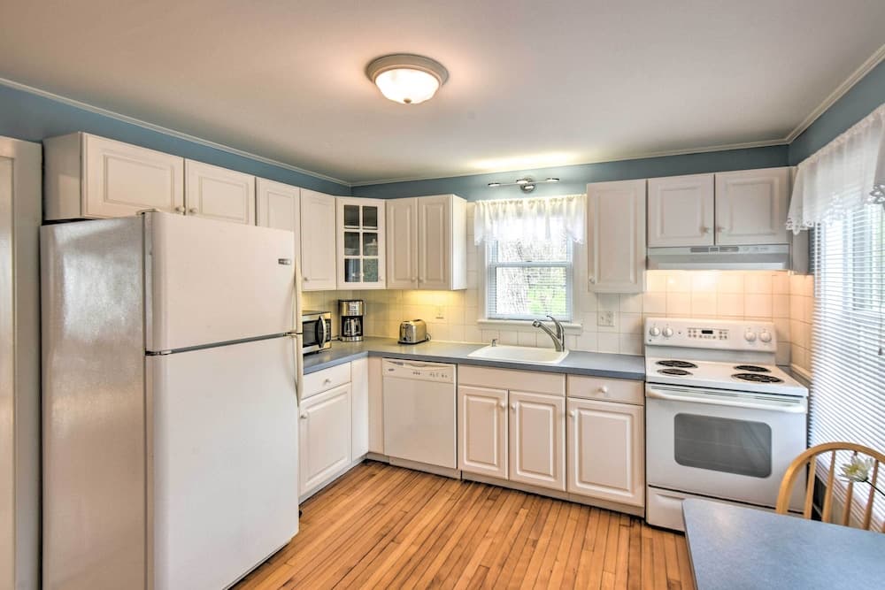 Kennebunk Home w/ Yard < 1 Mile to Dock Square!