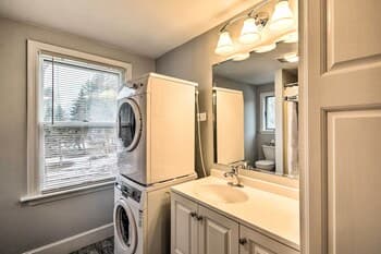 Kennebunk Home w/ Yard < 1 Mile to Dock Square!