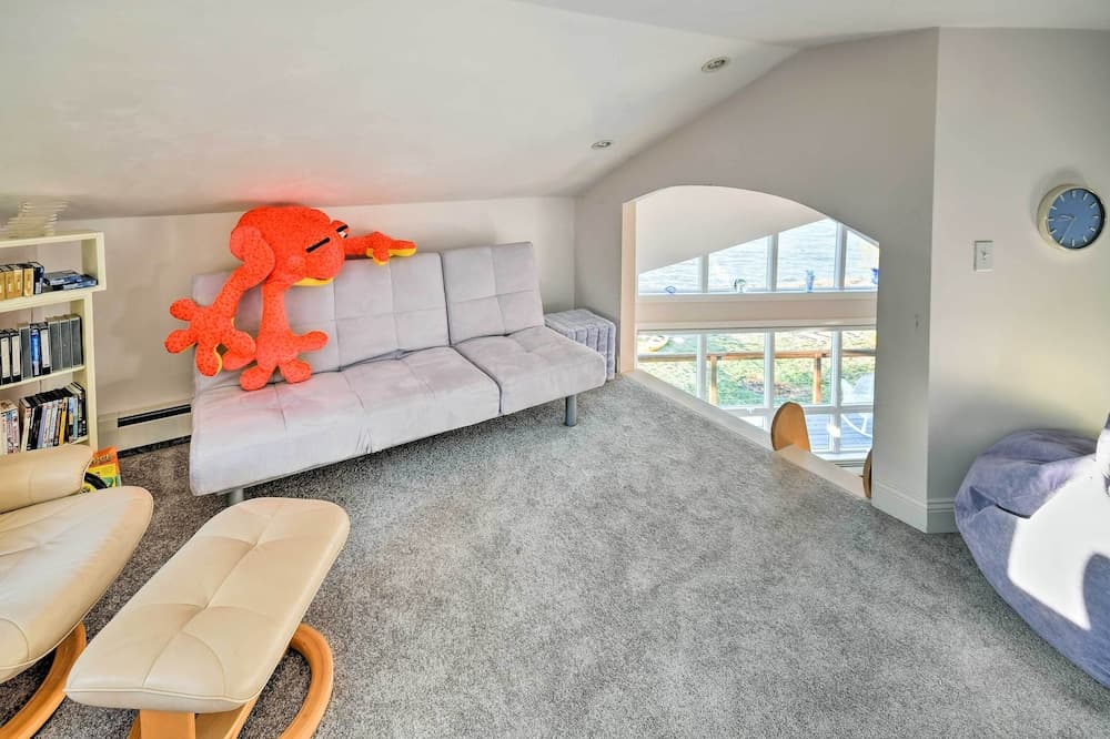 Luxurious Oceanfront Flanders Bay Home w/ Kayaks!