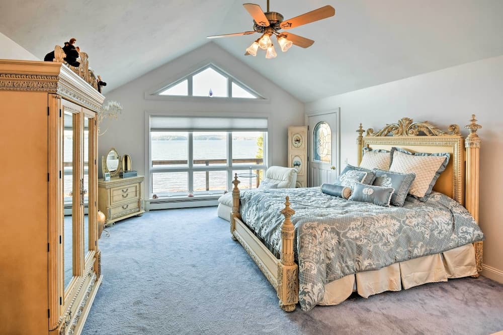 Luxurious Oceanfront Flanders Bay Home w/ Kayaks!