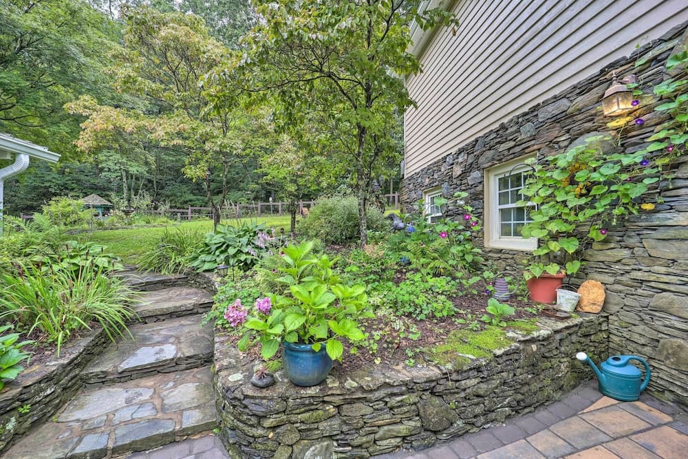 Quiet Studio Escape ~ 2 Mi to Blue Ridge Parkway!