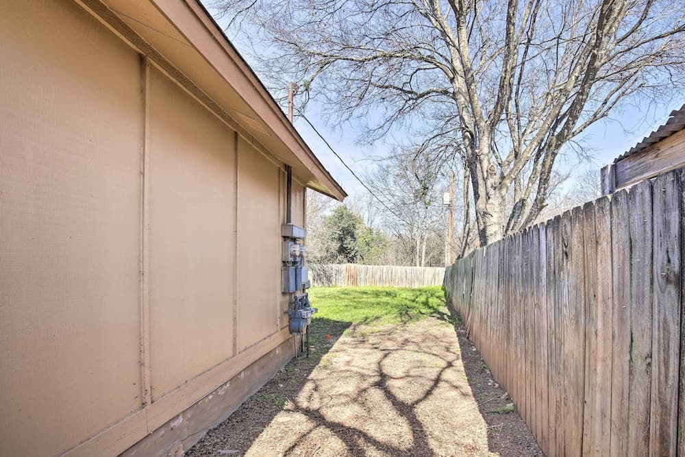 San Antonio Abode w/ Yard: 17 Mi to Downtown!