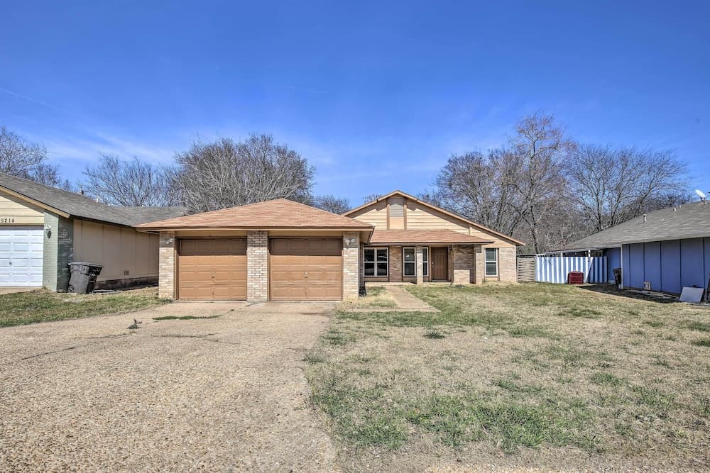 San Antonio Abode w/ Yard: 17 Mi to Downtown!