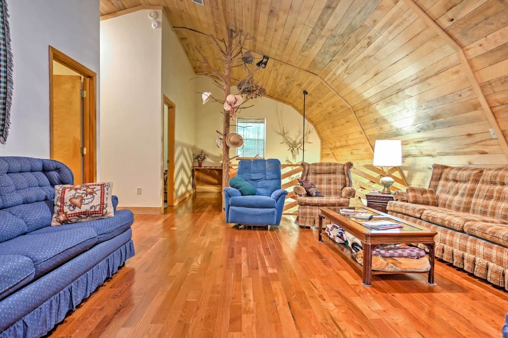 Rustic Taswell Cabin: Grill + Walk to Patoka Lake!