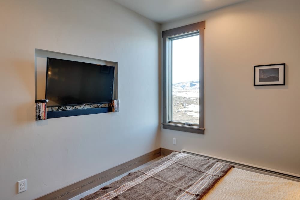 Secluded Paradise Valley Retreat w/ Stunning Views