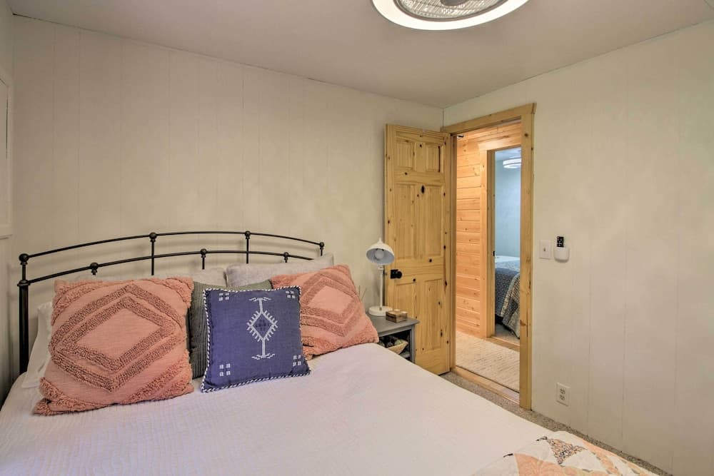 Spacious Cabin on Cross Lake: Treehouse & Sauna!