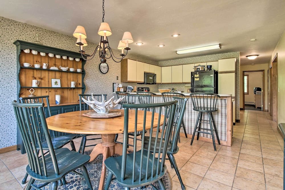 Timber Creek Townhome w/ 2 Decks & Mtn Views!