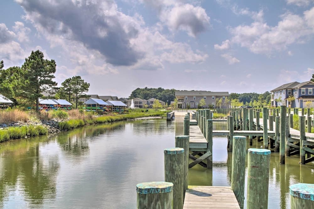 Resort Amenities & Screened Porch: Ocean View Home