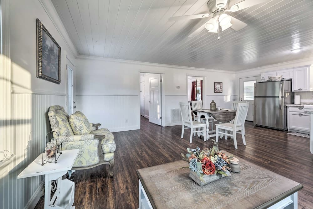 Waterfront Dunlap Cottage: Large Yard + Views