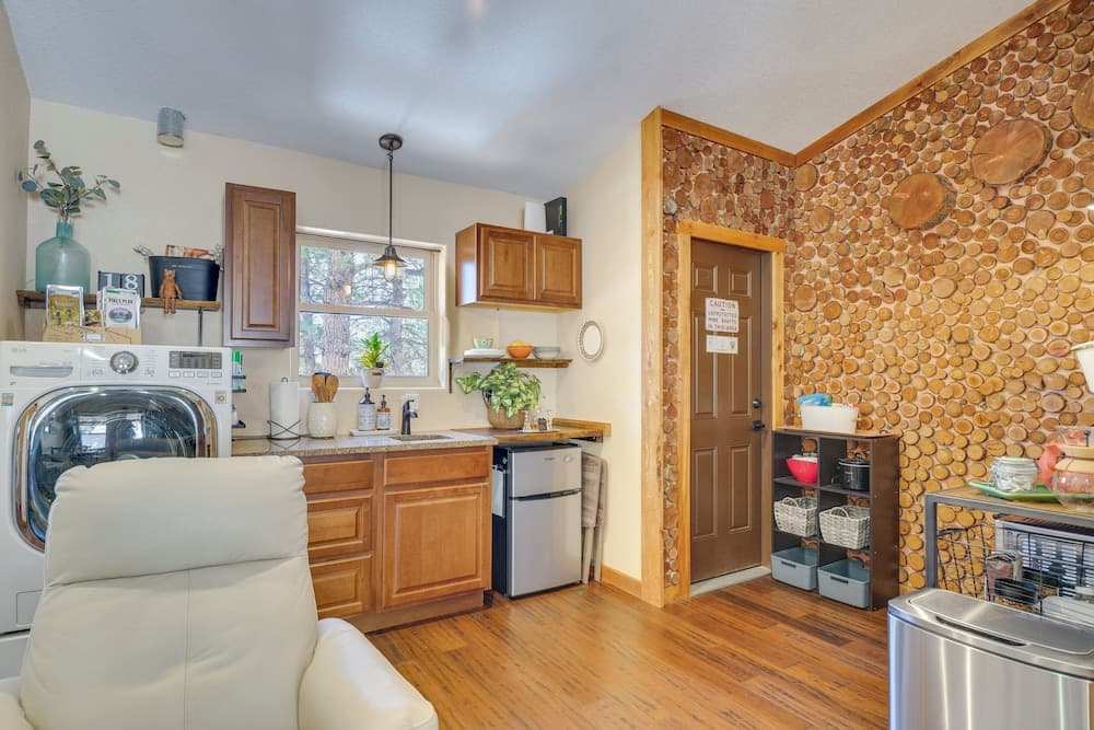 Woodland Park Apartment: Forest Views + Deck!