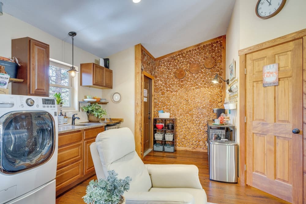 Woodland Park Apartment: Forest Views + Deck!