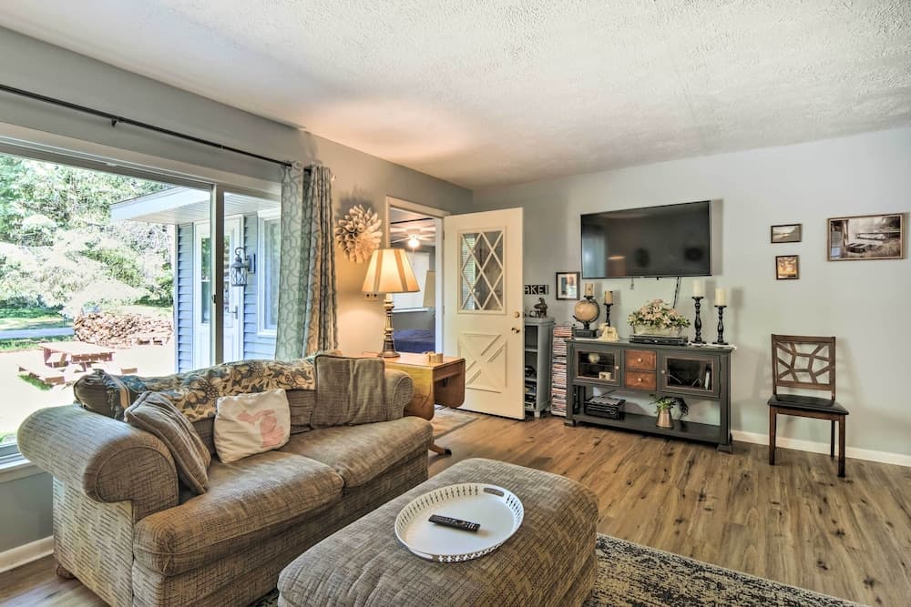 Higgins Lake Getaway w/ Fire Pit, Walk to Beach!