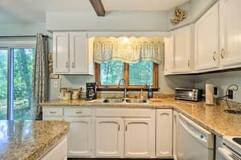 4- Season Home w/ Fire Pit, Walk to Higgins Lake!