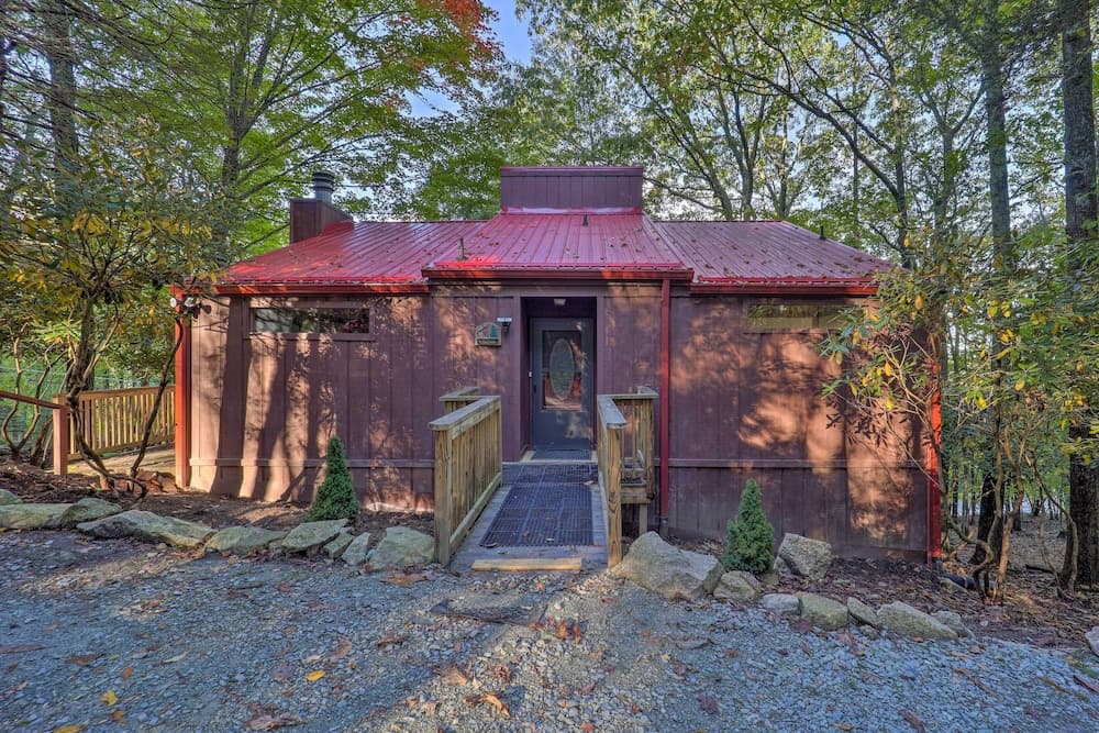 Ski Resort Cabin w/ Deck in Beech Mountain!