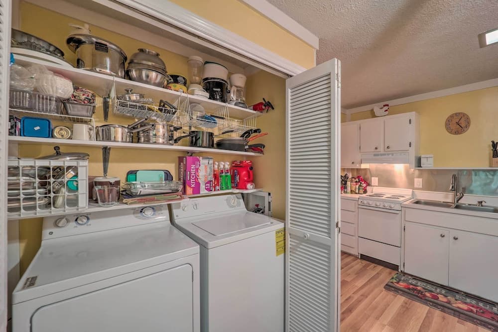 Ski Resort Cabin w/ Deck in Beech Mountain!