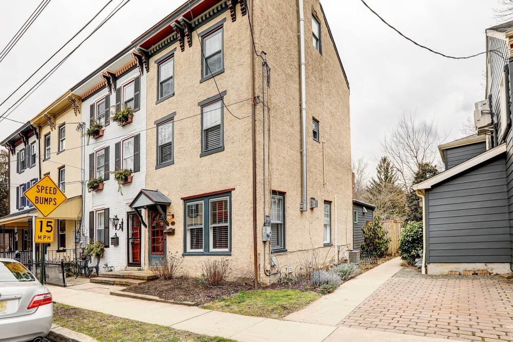 'brooke House' In The Heart of Downtown w/ Patio!