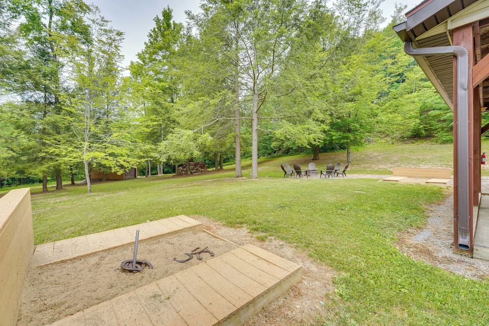 3-acre Benezette Cabin: Hot Tub, Grill & Mtn View