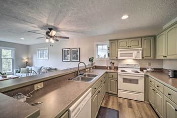 Cozy Condo: Patio + 6 Mi to Sugar Mtn Slopes!