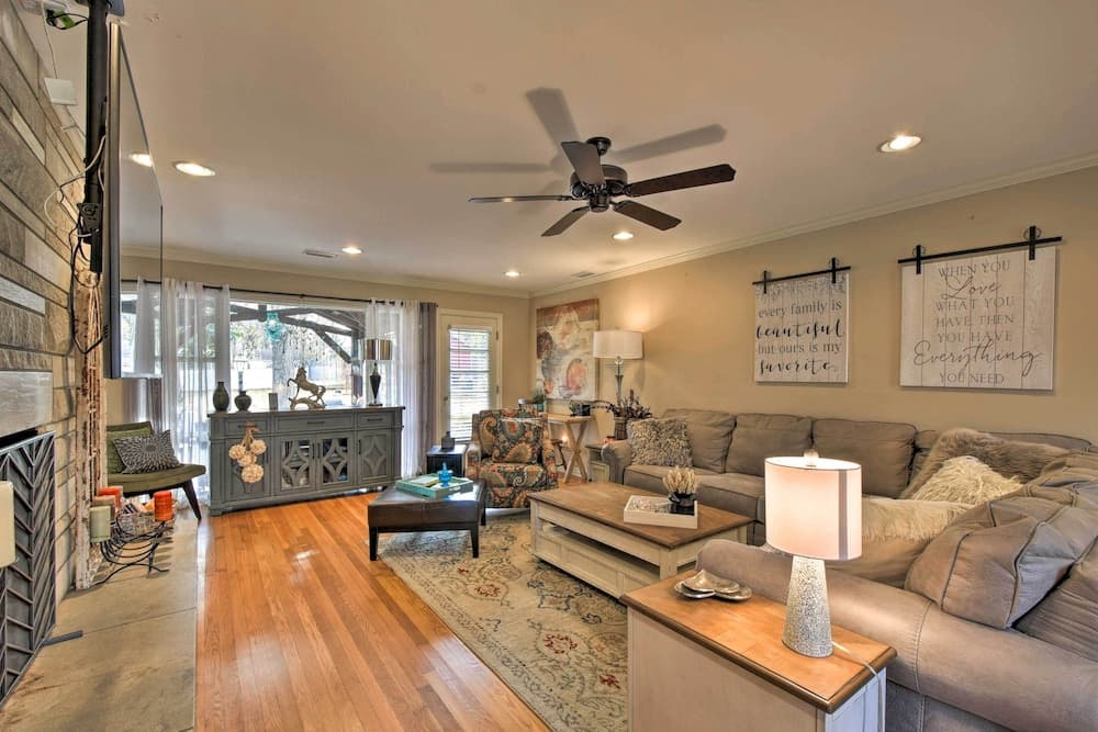 Charming Florence Getaway w/ Fireplace & Grill!