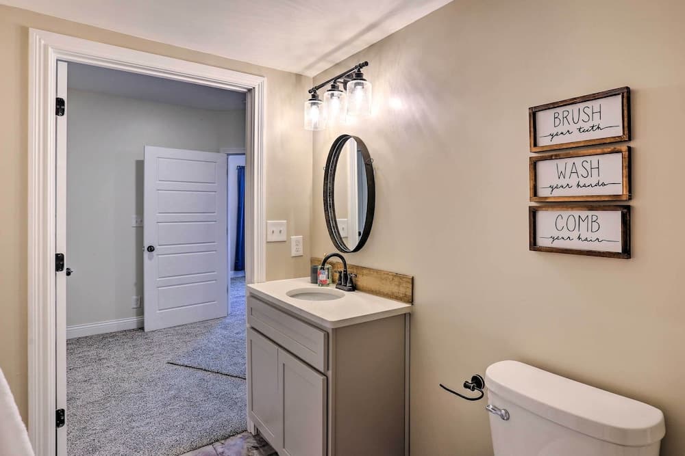 Chic Williamstown Retreat With Pool & Hot Tub!