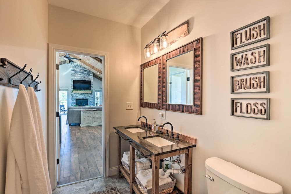 Chic Williamstown Retreat With Pool & Hot Tub!