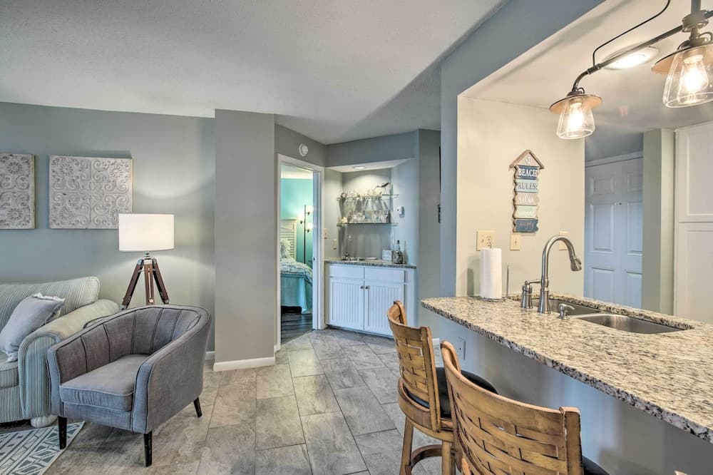 Colorful Beachfront Condo w/ Resort Amenities