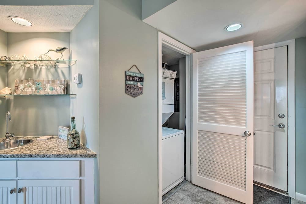 Colorful Beachfront Condo w/ Resort Amenities