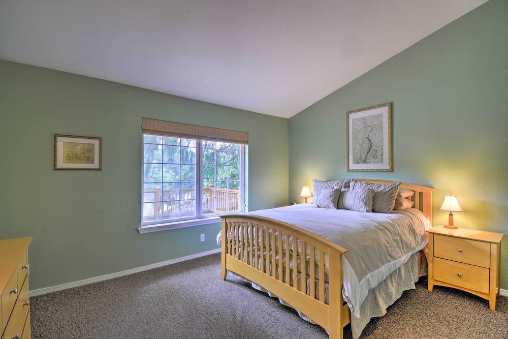 Anderson Island Retreat w/ Lakefront Deck & Canoe!