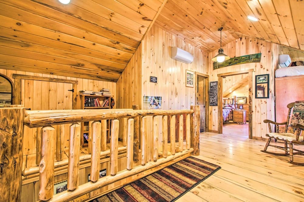 Chic Brandon Cabin w/ Pool, Hot Tub + Sauna!