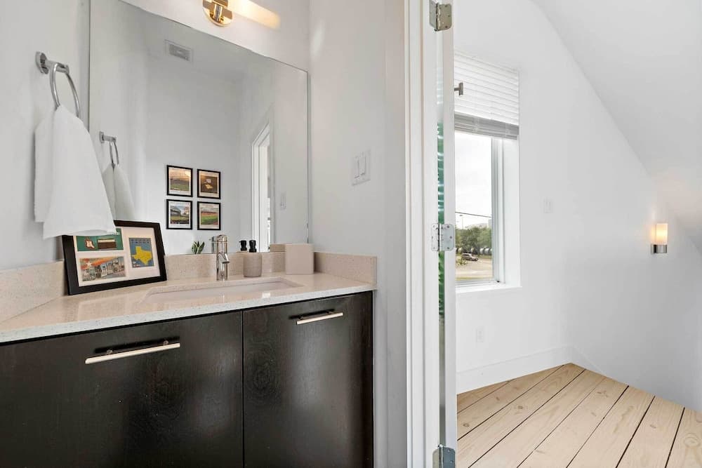 Downtown Houston Townhome w/ Balcony + Yard!