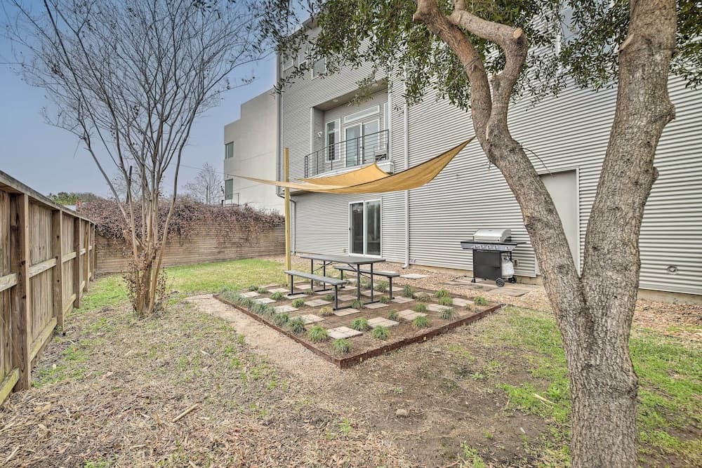 Downtown Houston Townhome w/ Balcony + Yard!