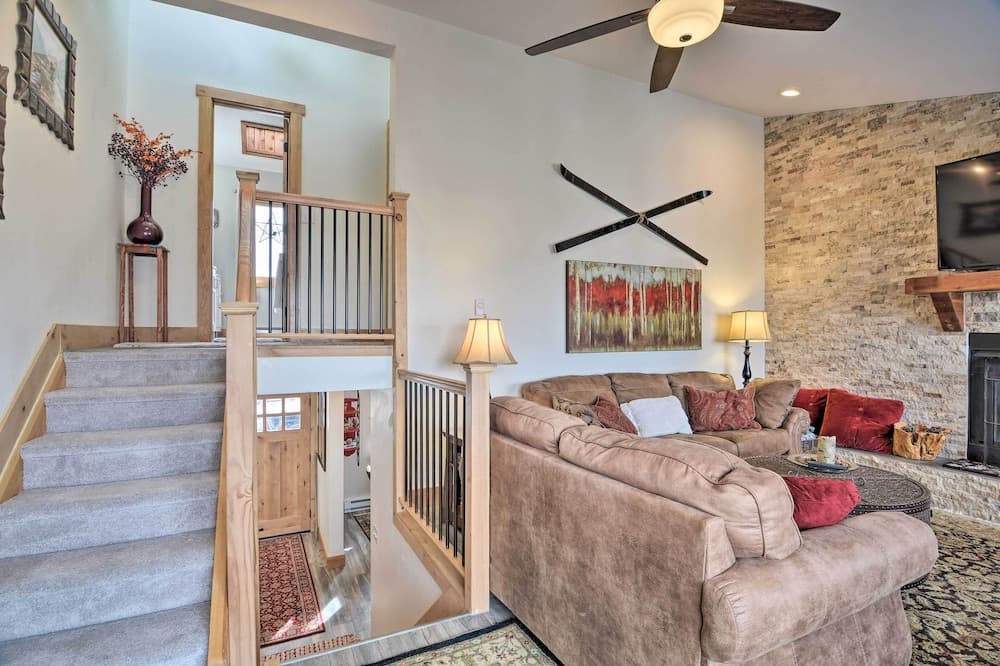 Cozy Mountain Getaway w/ Ski Shuttle Access!