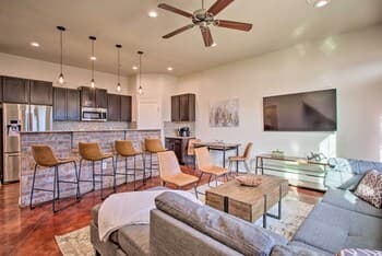 Edmond Oasis w/ Rooftop Lounge: Walk to Dtwn!